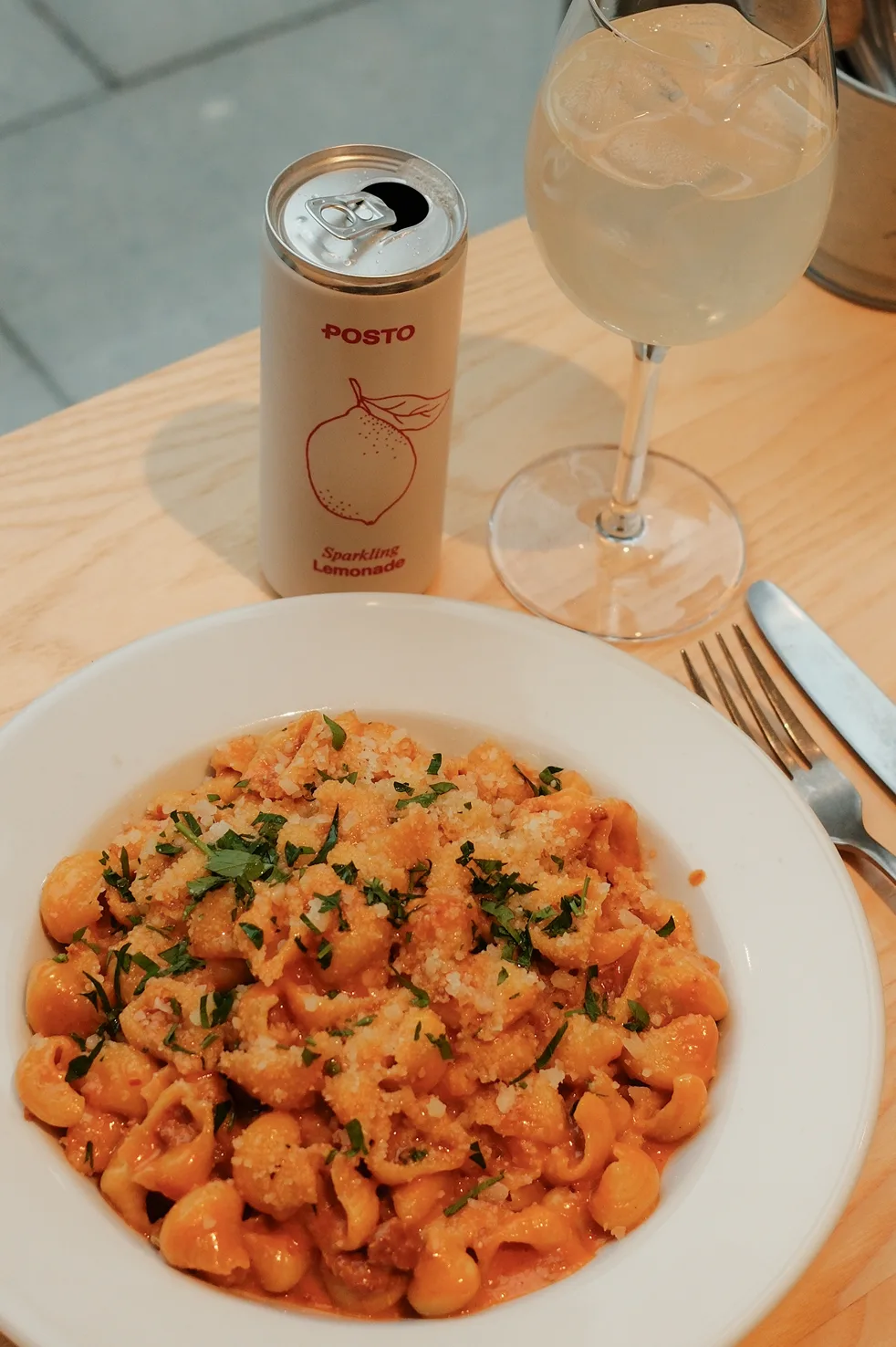 Pasta med tomatsås, parmesan och Posto sparkling lemonade